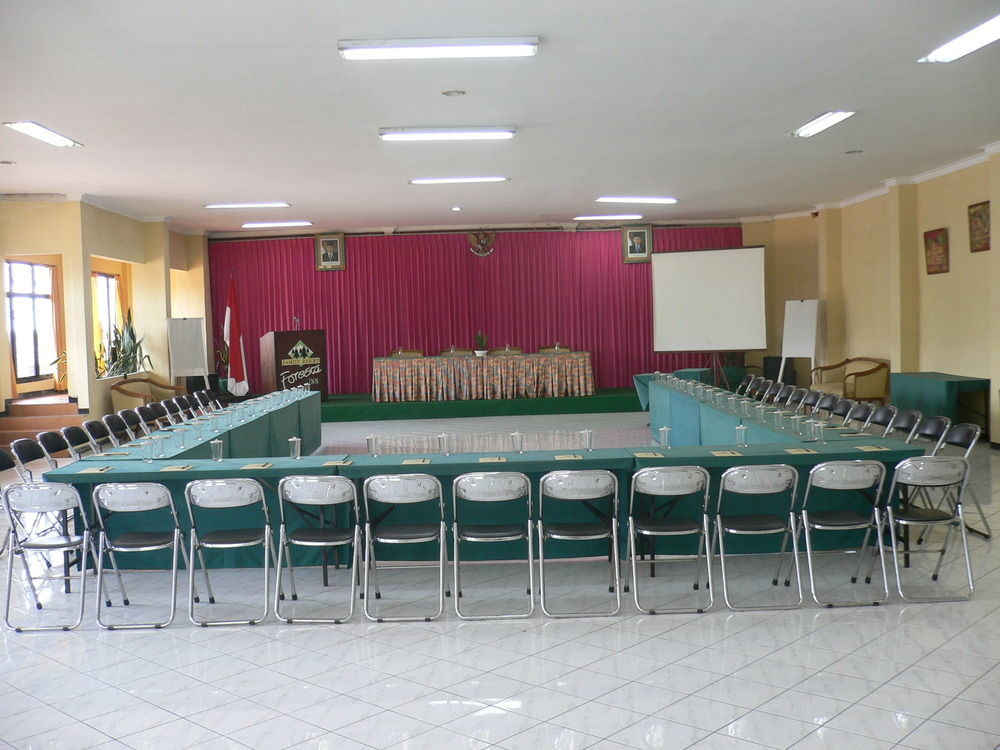 Foresta Inn Family Resort Prigen Екстериор снимка