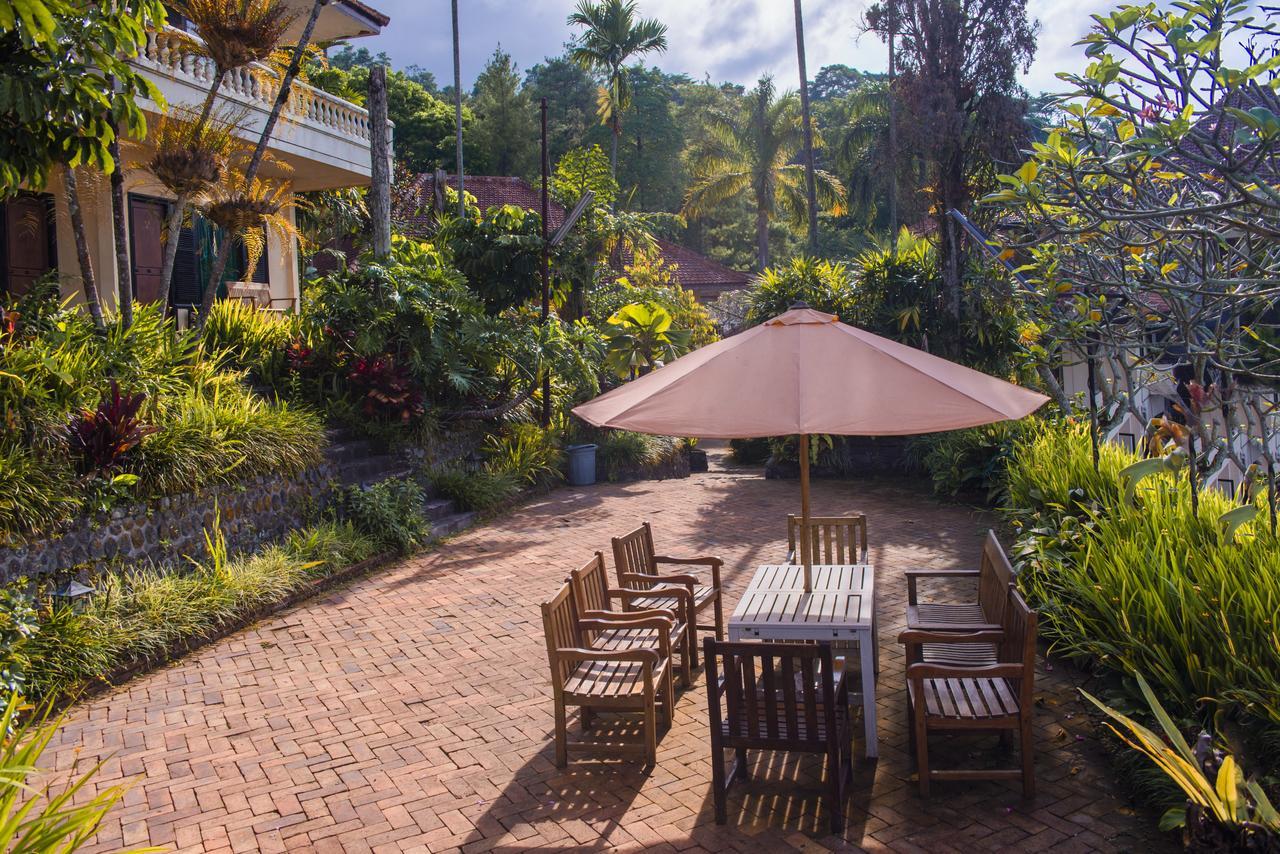 Foresta Inn Family Resort Prigen Екстериор снимка